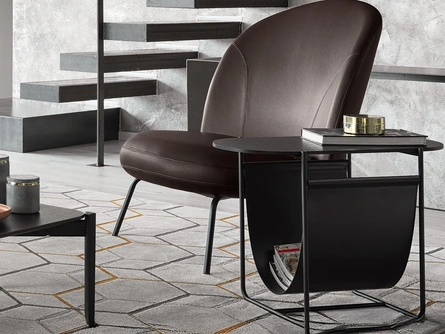Portariviste tavolino Magazine in cuoio e metallo con top in legno di Calligaris