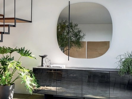 Specchio realizzato con elemento decorativo in metallo Vanity di Calligaris