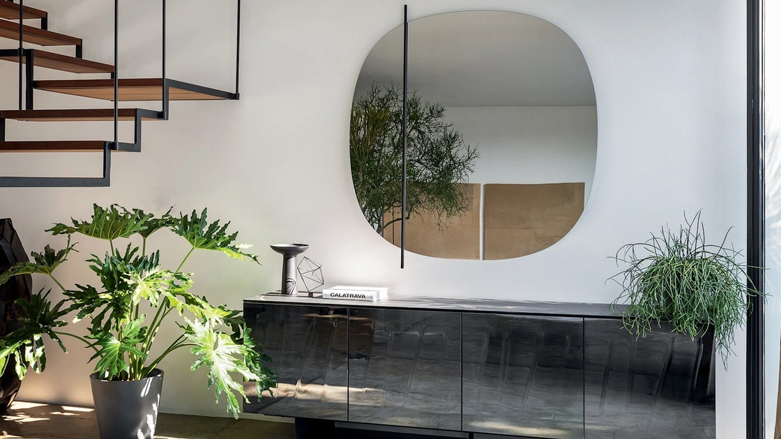 Specchio realizzato con elemento decorativo in metallo Vanity di Calligaris
