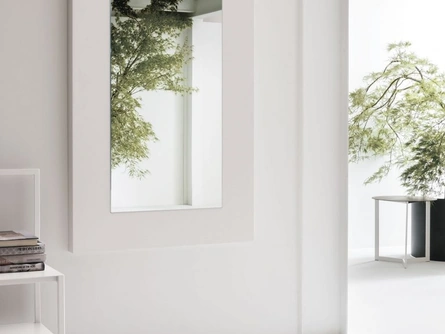 Specchio Dolcevita con cornice in legno laccato poro aperto bianco gesso di Tomasella