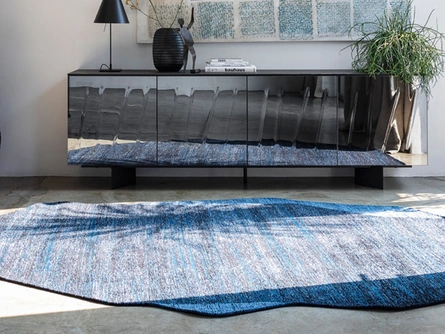 Tappeto Roche con forma irregolare che ricorda una roccia di Calligaris