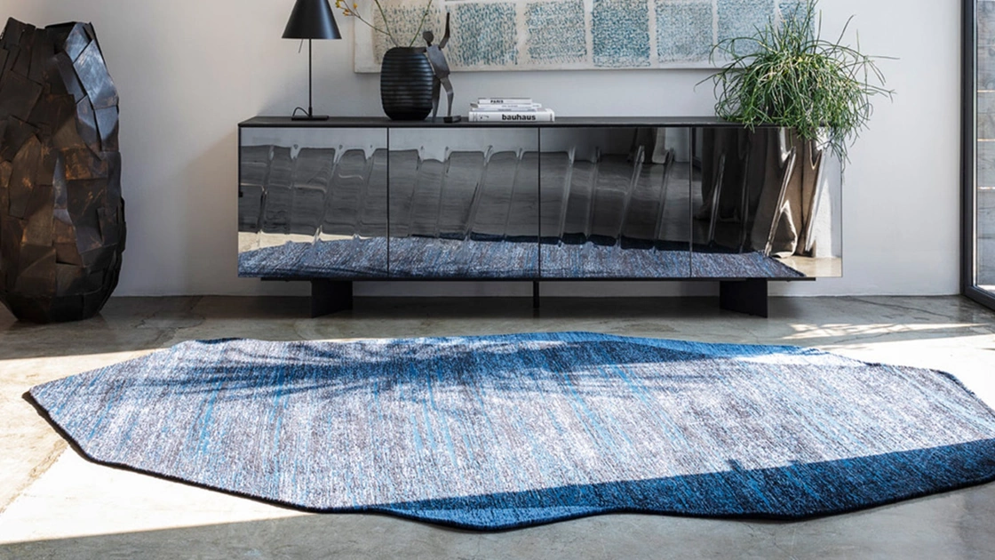 Tappeto Roche con forma irregolare che ricorda una roccia di Calligaris