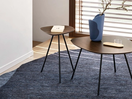 Tavolino sagomato con top in legno e base in metallo Tweet di Calligaris