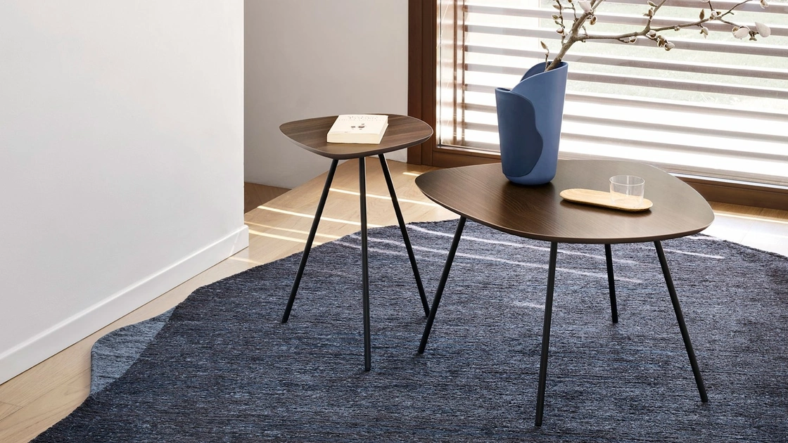 Tavolino sagomato con top in legno e base in metallo Tweet di Calligaris