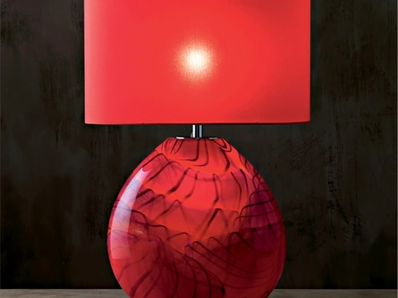 Lampada da tavolo Boheme con vaso in vetro rosso, nero e oro e paralume in tessuto rosso di Le Fablier