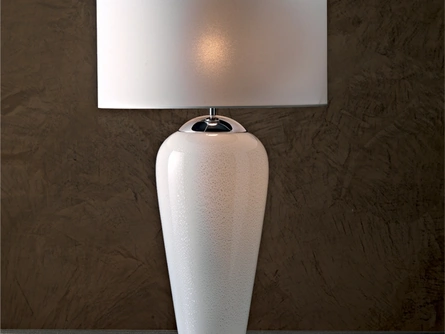 Lampada Diva da tavolo con vaso in vetro bianco e argento e paralume in tessuto bianco di Le Fablier