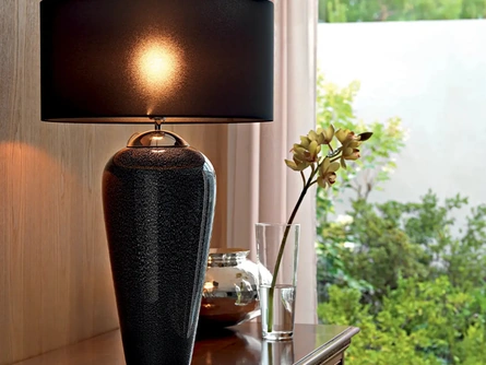 Lampada da tavolo Diva Noir con vaso in vetro nero e paralume in tessuto di Le Fablier