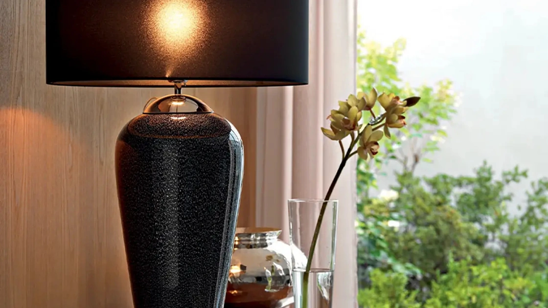Lampada da tavolo Diva Noir con vaso in vetro nero e paralume in tessuto di Le Fablier