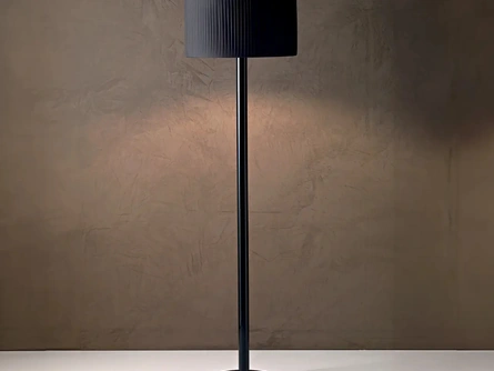 Lampada da terra Matahari con paralume in tessuto e stelo in pirex nero di Le Fablier