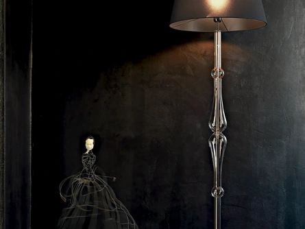 Lampada da terra Miss con struttura cromata,  stelo sagomato in pirex trasparente e paralume in tessuto di Le Fablier