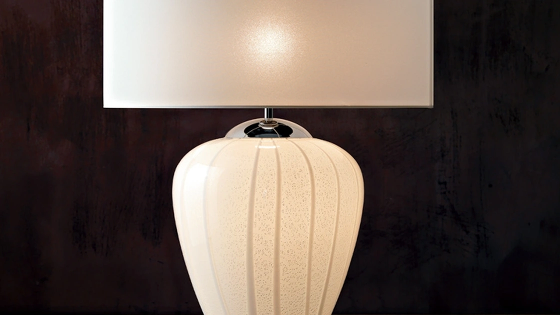 Lampada da tavolo Strip con vaso bianco e argento con colature di vetro e paralume in tessuto bianco di Le Fablier