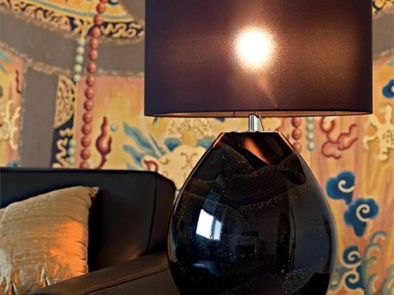 Lampada da tavolo Tosca con vaso in vetro nero e oro e paralume in tessuto di Le Fablier
