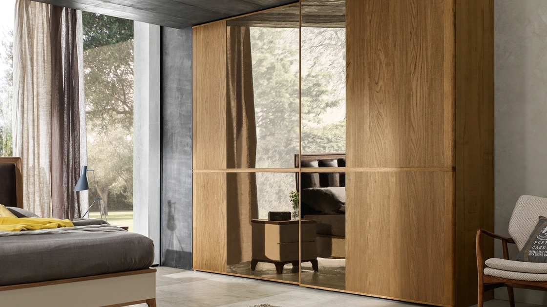 Armadio con ante scorrevoli Brahman in legno di Rovere con specchi di Le Fablier