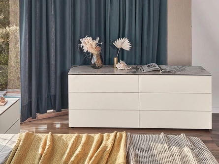 Comò Universal laccato opaco con top in ceramica effetto marmo di Calligaris