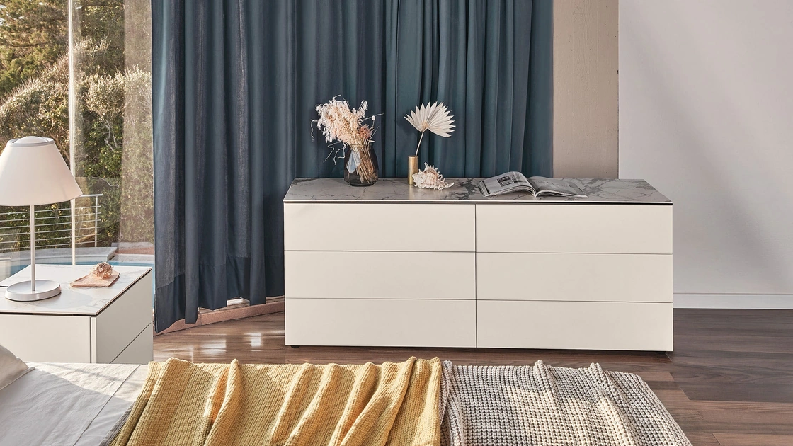 Comò Universal laccato opaco con top in ceramica effetto marmo di Calligaris