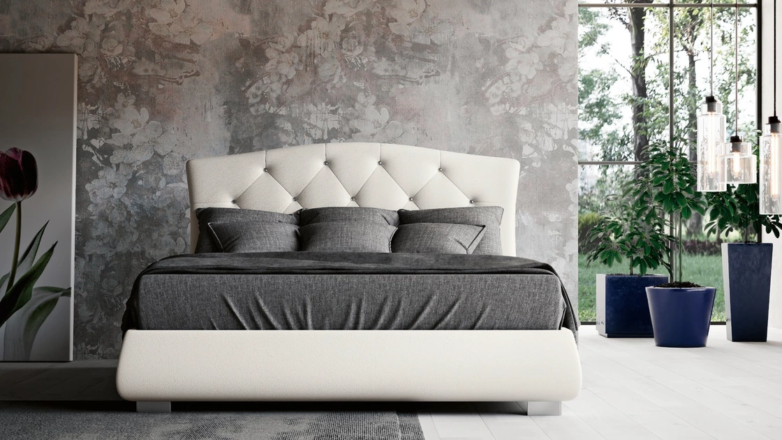 Letto imbottito in pelle con testiera trapuntata Boheme di Imab