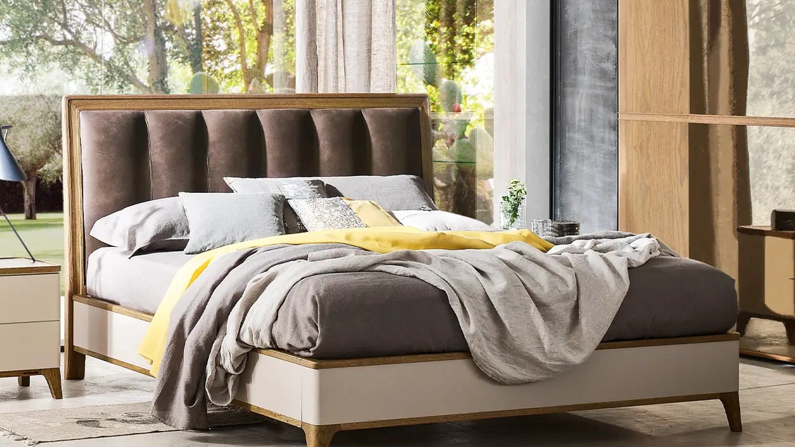 Letto Deva con testiera in pelle di Le Fablier