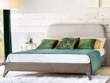Letto Liquirizia con testiera in tessuto imbottito di Le Fablier
