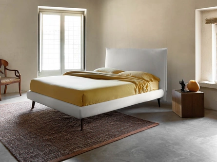 Letto dal design minimale in tessuto con testiera Bob di Noctis