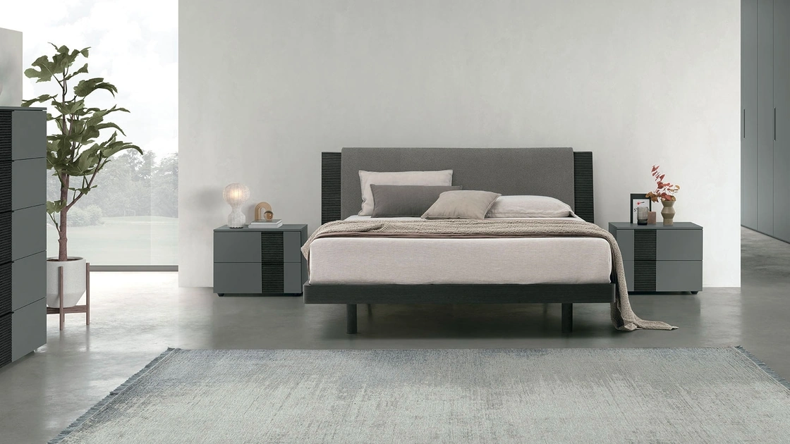Letto matrimoniale Bliss in materico rovere con testiera ammorbidita da un pannello imbottito di Tomasella