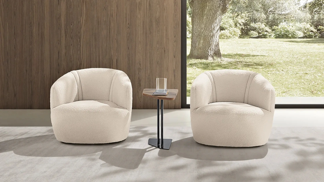 Poltroncina in tessuto bianco effetto orsetto Ember di Max Divani