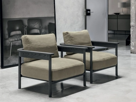 Poltrona Hood in tessuto con struttura in rovere di Tomasella
