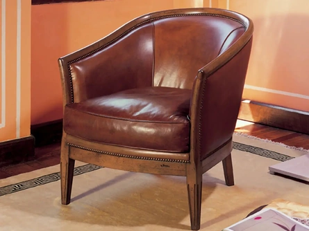 Poltroncina classica Piazza in pelle con struttura in legno di Le Fablier