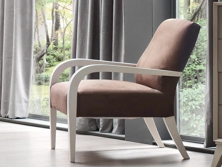 Poltrona in tessuto imbottito con struttura in legno laccato bianco Suite di Le Fablier