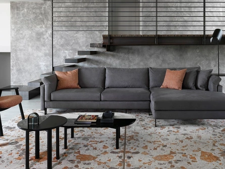 Divano in tessuto con penisola e piedini minimalisti in metallo Meridien di Calligaris