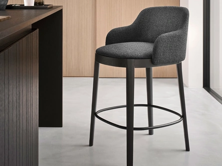 Sgabello Adèl in tessuto imbottito con base in legno di Calligaris