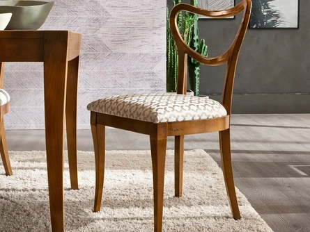 Sedia Apus in legno con seduta in tessuto imbottito di Le Fablier