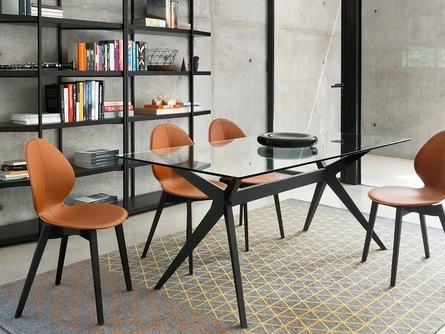 Sedia in cuoio con base in legno massello Basil di Calligaris