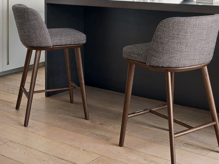 Sgabello in tessuto con struttura in frassino Foyer di Calligaris