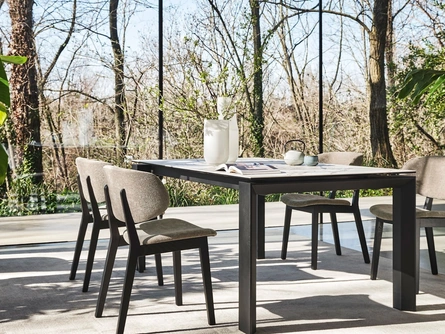 Sedia in tessuto con struttura in legno massello Claire di Calligaris