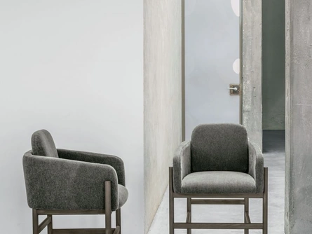 Sedia Hood in tessuto imbottito con struttura in legno rovere moka di Tomasella