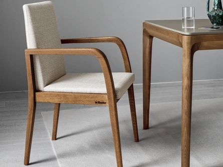 Sedia in tessuto con struttura in legno Kunti di Le Fablier
