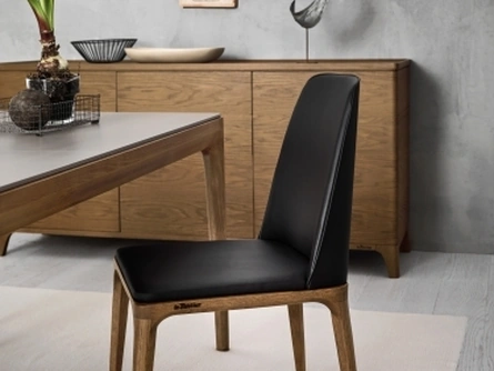Sedia in pelle con struttura in legno Chakra di Le Fablier