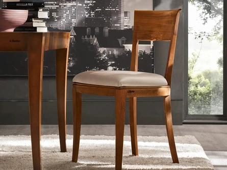 Sedia Meissa i n legno con seduta imbottita in tessuto di Le Fablier