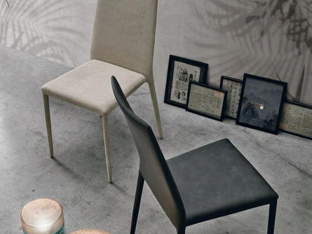 Sedia Skinny con schienale alto e leggermente curvato, rivestita in ecopelle di Tomasella