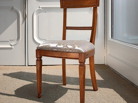 Sedia in legno con seduta in tessuto damascato imbottito Violetta di Le Fablier