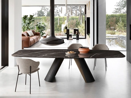 Tavolo Apian con top in ceramica con struttura in metallo Nero opaco di Calligaris