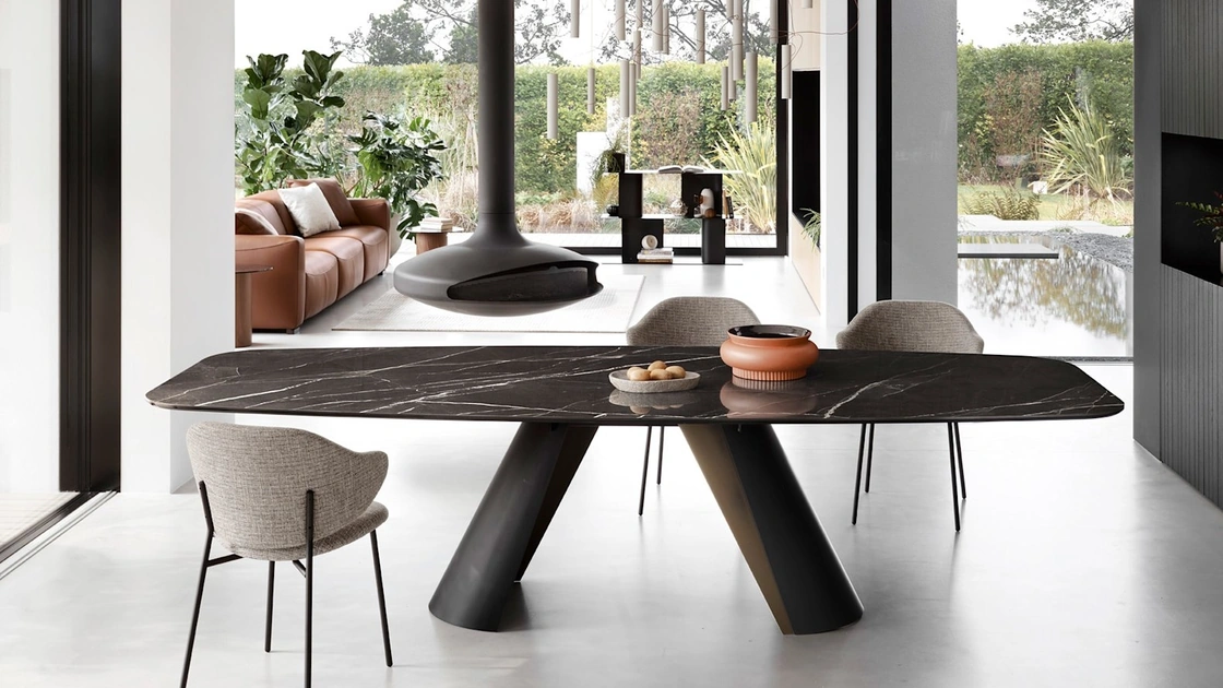 Tavolo Apian con top in ceramica con struttura in metallo Nero opaco di Calligaris