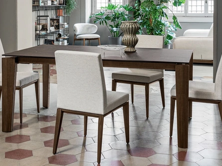 Tavolo allungabile con piano in ceramica e gambe in legno Alpha di Calligaris