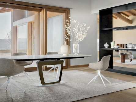 Tavolo Orbital con top in ceramica e base in laccato opaco con piastra in marmo di Calligaris