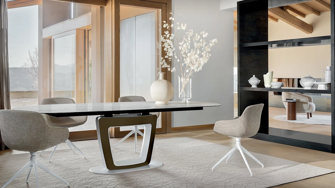 Tavolo Orbital con top in ceramica e base in laccato opaco con piastra in marmo di Calligaris