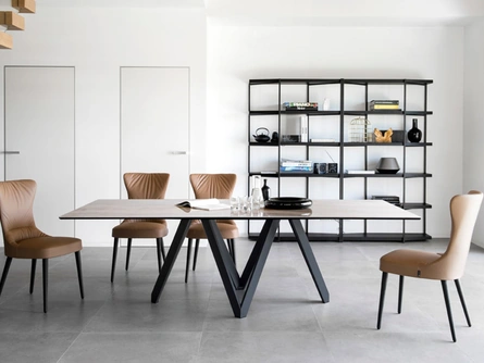 Tavolo Cartesio con top in accoppiato ceramica-vetro di Calligaris