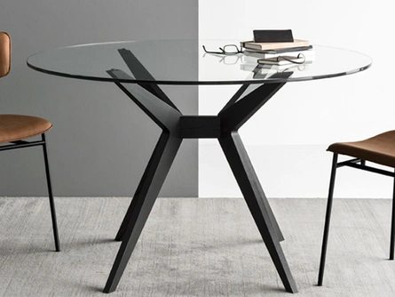 Tavolo rotondo in vetro con struttura in legno massello Kent di Calligaris