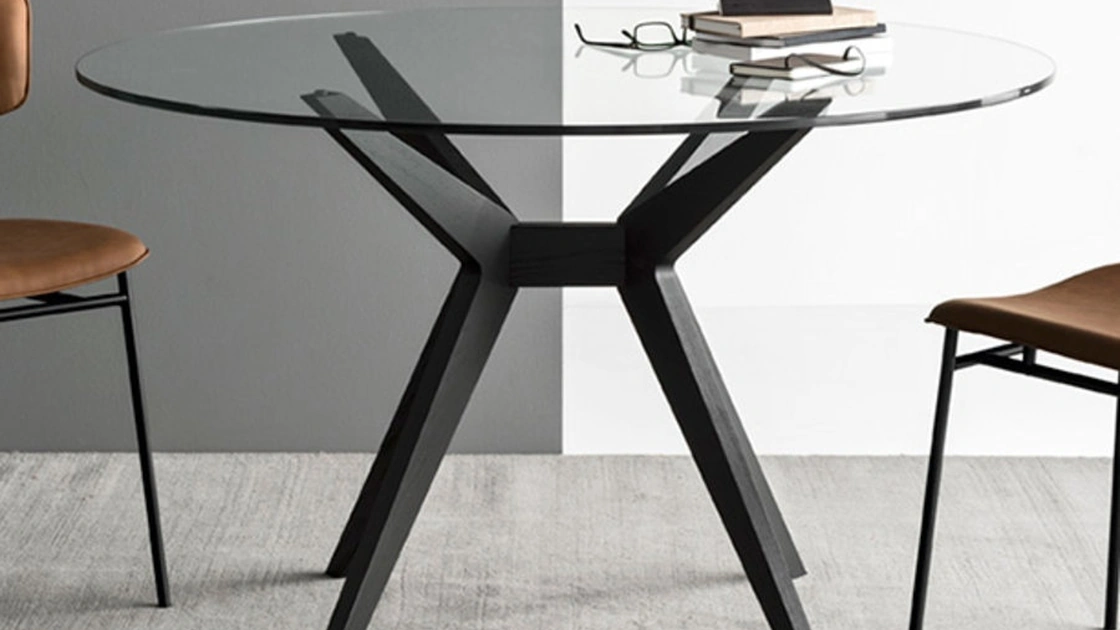 Tavolo rotondo in vetro con struttura in legno massello Kent di Calligaris