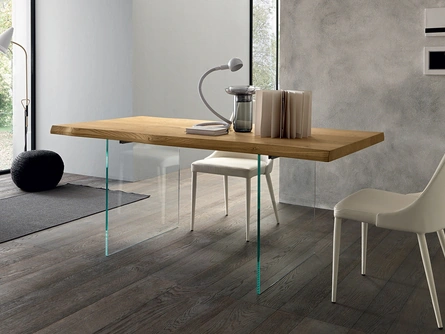 Tavolo rettangolare Meridiano di Altacon con piano in legno e gambe in vetro com