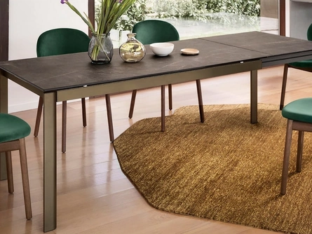 Tavolo allungabile con piano in ceramica effetto bronzo e gambe in alluminio Stream di Calligaris